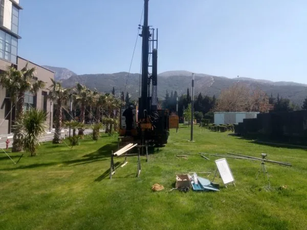 İş merkezi bahçesinde araştırma