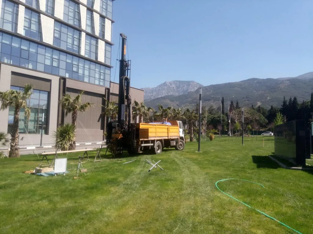 İş merkezi çevresinde sondaj